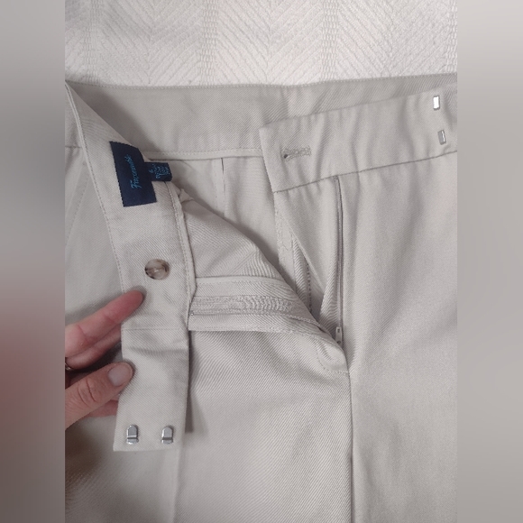 Faconnable Women's Light Khaki 11" Pleated Shorts, W's 6, NWOT Perfect Condition - Picture 3 of 9